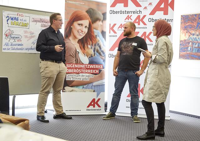 Stefan Wimmer (Leiter der AK in Braunau; l.) im Gespräch mit Streetworker Johannes Friedl (m.) und Seher Sanduvac (r.) vom Jugendnetzwerk der AK OÖ.  | Foto: Manfred Gartner/AKOOE