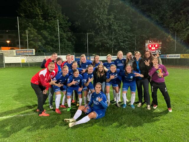 Siegesjubel der Krenglbacherinnen nach einem hochverdiente 9:0 Kantersieg.