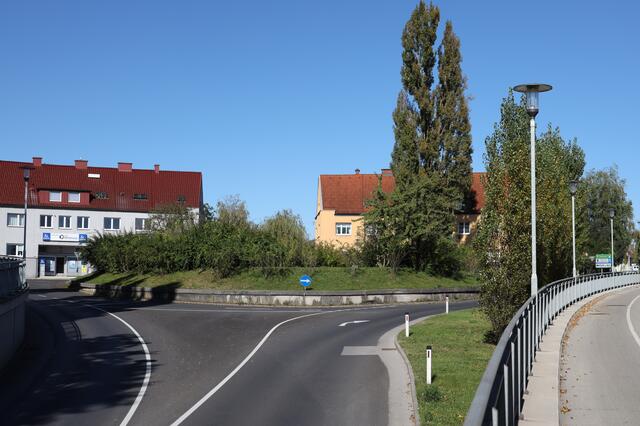 Die Lenkerin krachte mit ihrem Pkw gegen die Stützmauer.