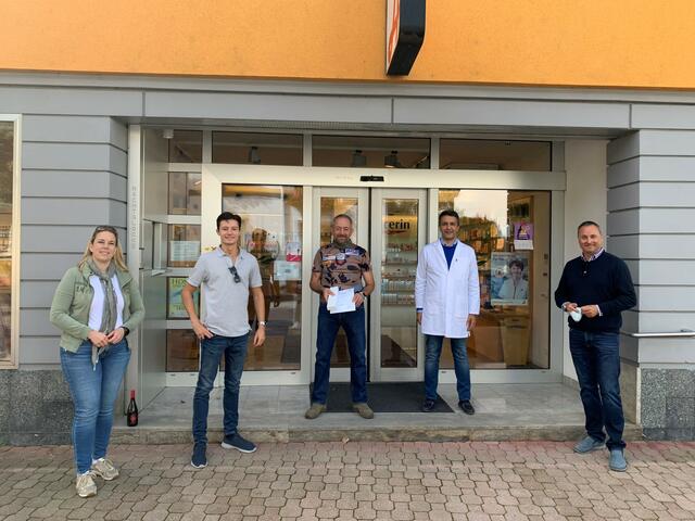 Karl-Heinz Riegl freute sich über den Hauptpreis, eine Apple Watch von der Gablitzer Apotheke Waldstern