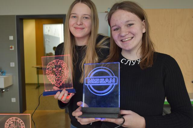 Vanessa (li.) und Sarah haben an der PTS Grieskirchen den Fachbereich Mechatronik absolviert und bilden damit die große Ausnahme.
 | Foto: PTS Grieskirchen/Pilz