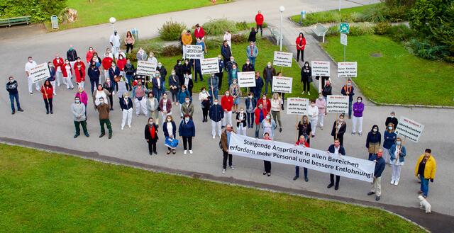 Pflegekräfte protestieren in Linz für mehr Personal und eine bessere Entlohnung.