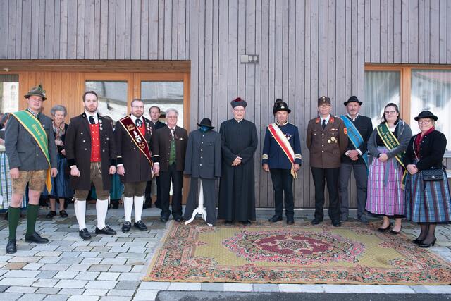 Die Vertreter der Brucker Vereine feierten ihren Pfarrer auf dem Pfarrplatz - in der Mitte ihr Geschenk, ein Salzburger Trachtenanzug.