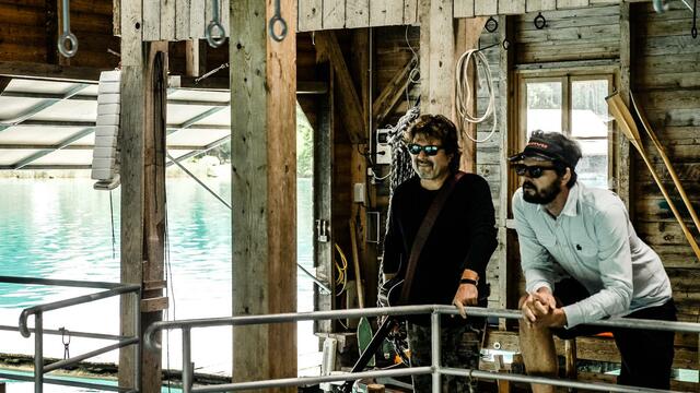 Peter Karpf (links) und Produzent Mario Zaunschirm bei den Dreharbeiten zum Video am Weissensee