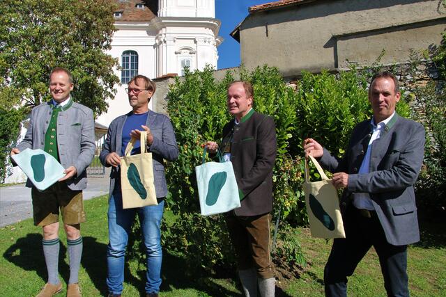 Vier Bürgermeister waren am Weizberg bei der Baumpflanzung dabei: Peter Schlagbauer (Mortantsch), Erwin Eggenreich (Weiz), Bernhard Ederer (Naas) und Gottfried Heinz (Thannhausen) v.l.
