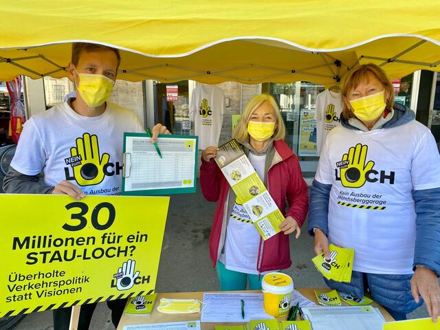 Lukas Uitz, Elke Stolhofer und Angelika Gasteiner bei demInfo-Stand auf der Schranne.