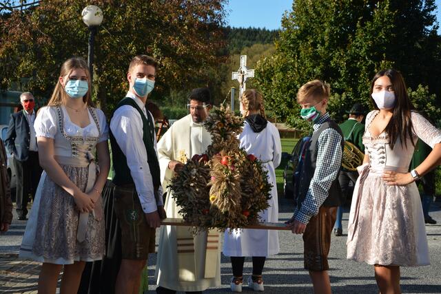 Die Ebersdorfer Firmlinge gestalteten mit ihren Firmhelfern die Erntekrone.