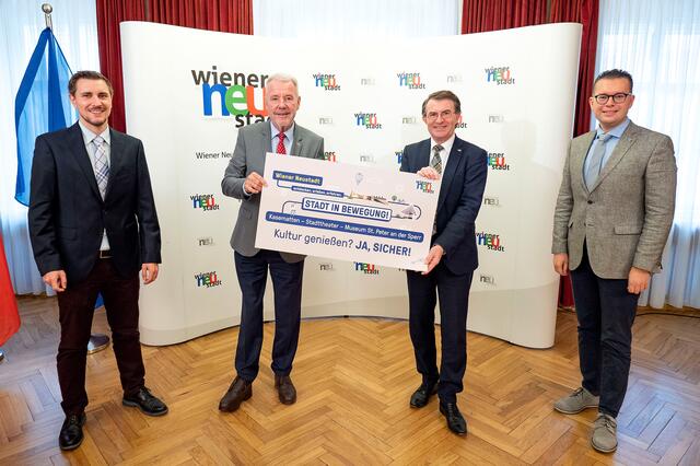 Der zukünftige Tourismus-Koordinator Christopher Hartmann, Bürgermeister Klaus Schneeberger, Kultur- und Tourismusstadtrat Franz Piribauer und Matthias Zauner (Geschäftsführer der "Kul.Tour.Marketing GmbH").