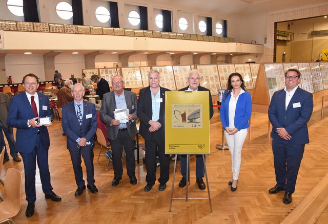 Keine Feier, aber dafür eine Briefmarkenausstellung organisierte der BSV St. Pölten im Jubiläumsjahr 2020: Bürgermeister Mag. Matthias Stadler, Helmuth Feichtenbeiner ( 1.Vorsitzender vom Städtepartnerverein Briefmarkenfreunde Heidenheim), DirRat Peter Lafite (Leiter Werbeabteilung Sparkasse NÖ West AG), Mag. Helmut Kogler (Präsident BSV St.Pölten und Präsident Verband öst. Philatelistenvereine (VÖPH)), Ing.Alfred Kunz ( Vizepräsident VÖPH), Clarissa Fürnsinn (Leiterin UNO Postverwaltung Wien) und Stefan Nemeth,MBA, (Leiter Abteilung Philatelie bei der Öst.Post AG).
