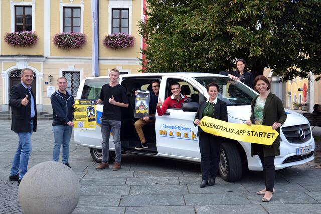 Freuen sich mit den Jugendlichen über den Start: Die Bürgermeister Christian Mader (l., Schlatt) und Elisabeth Höllwarth-Kaiser (Oberhofen, 2.v.r.) und LAbg. Michaela Langer-Weninger (r.)