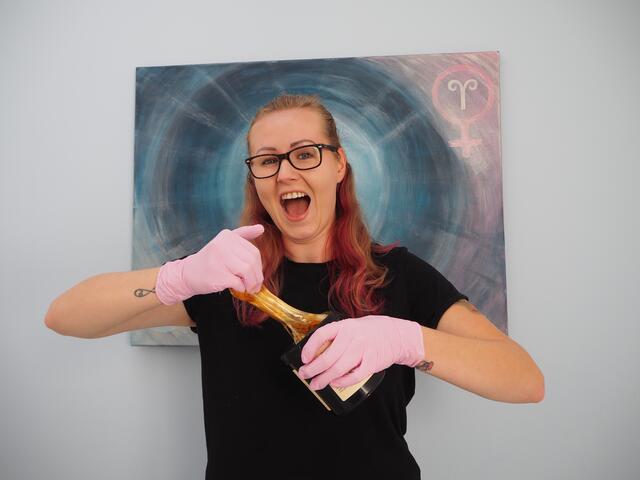 Melanie vom Vitalzentrum Sierning sorgt für eine sanfte Haarentfernung.