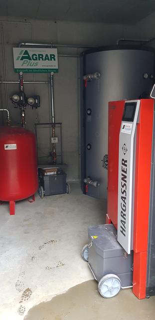 Anlage Stössing III Blick in den Heizraum: Im kompakten Heizraum finden der 120 kW Biomassekessel, Pufferspeicher und Wärmeverteilung platz.