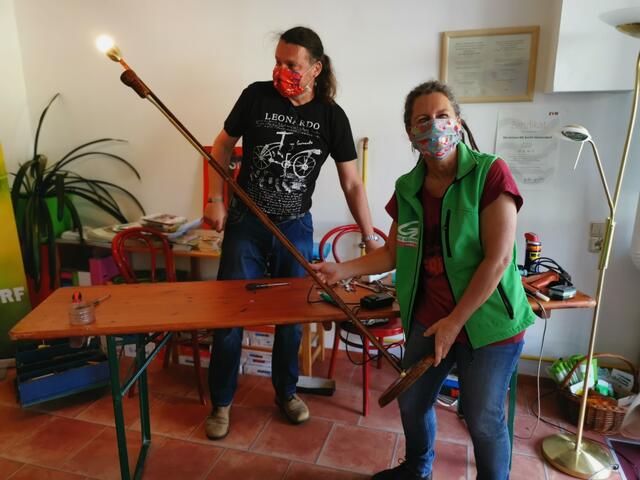 Jürgen und Beate Kainz nach der erfolgreichen Reparatur einer Stehlampe.