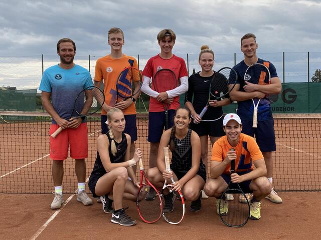 Die junge Mannschaft des TC Weiz holte sich heuer zum den steirischen Meistertitel: 
(hi.v.l.) Roman Hofbauer, Alexander Rechberger, Tobias Eitljörg-Scholz, Kristina Groß und David Schellnegger. 
(vo.v.l.) Nina Klock Nina, Lisa Klock und Fabian Zotter.  | Foto: TC Weiz