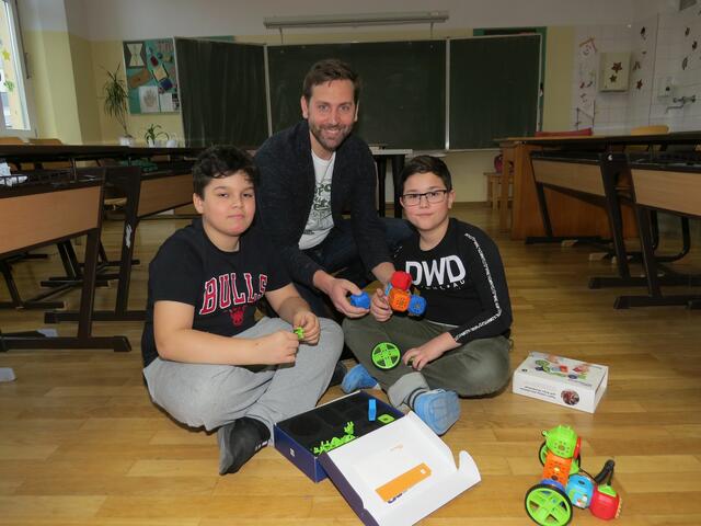 Lehrer Michael Fleischhacker mit Emilio Singer und Erzan Hani.