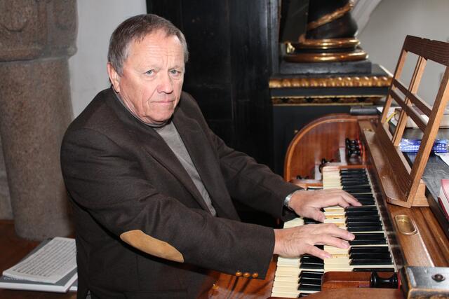  Die eigens komponierte Musik für „Jedermann“ von Franz Kropfreiter und „Totentanz“ von Balduin Sulzer wird gespielt von Organist Josef Kaiserreiner, Waldhausen  | Foto: Zinterhof