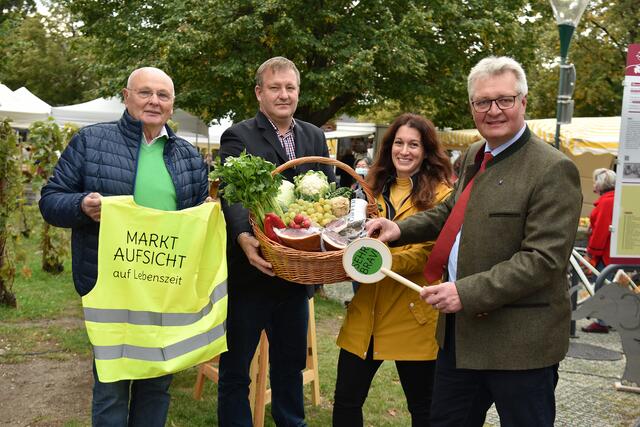 Im Bild Bürgermeister Christoph Kainz, Vizebürgermeister Viktor Paar, Wochenmarkt-Gründer Gemeinderat Hannes Schützl und GR Edda Pfitzner.