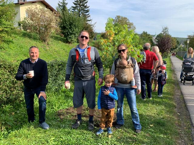 Erst seit wenigen Wochen in Gablitz wohnhaft und schon mit ihrer Jüngsten beim Kinderbaumfest: Jason Bowie, Elliott Bowie und Barbara Maly-Bowie mit Tochter Millie.