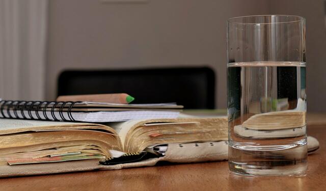 Oft sind wir zu beschäftigt und vergessen aufs Trinken. Darum immer ein Wasserglas zur Arbeit stellen.
