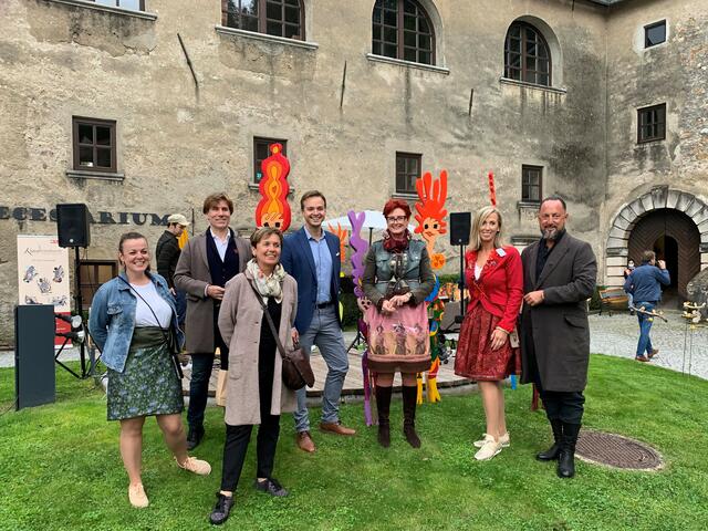 Ursula Puff, Rupert Hofer, Angela Frauwallner, Bürgermeister Johannes Wagner Andrea Radinger, Burgherr Jürgen Unterrainer und seine Gattin Silvia