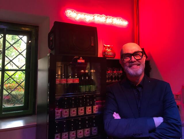 Peter Kowatsch vor der Bar im Kornspeicher. | Foto: Rene Hauser