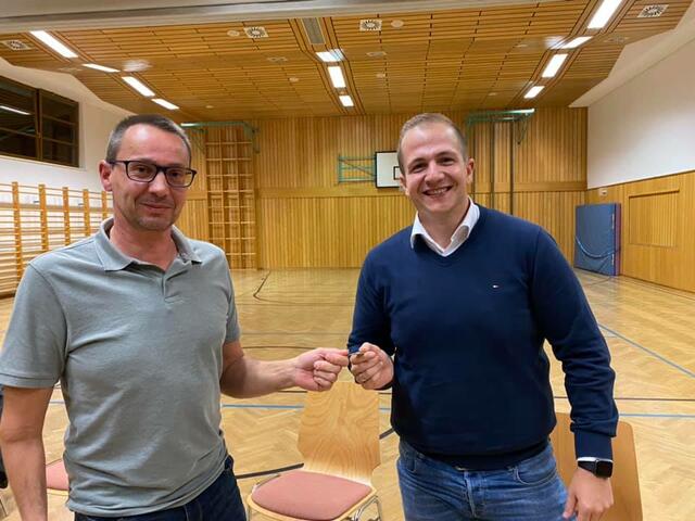 Georg Wolf übergab an Dominic Öfner.
