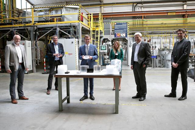 Bernd Gruhn (Technische Entwicklung und Consulting - Ebner), Geschäftsführer Robert Ebner, Wirtschafts- und Forschungs-Landesrat Markus Achleitner, Tanja Spennlingwimmer (Business Upper Austria), Stephan Puxkandl (Strategische Geschäftsentwicklung – Ebner) und Hans-Jürgen Handler (Projektmanagement – Ebner) beim Betriebsbesuch in Leonding (v. l. n.r.).