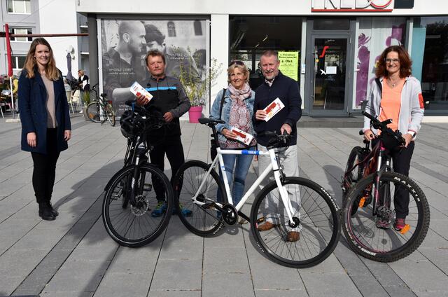 Modellregions-Managerin DI Andrea Stickler mit den Ternitzer Gewinnern Christian W. Gschieszl, Erna Kremml und Franz Haider mit Umweltstadträtin Daniela Mohr.