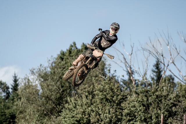 „Überflieger“ Johannes Klein kürt sich erstmals in seiner Karriere zum Motocross-Staatsmeister.