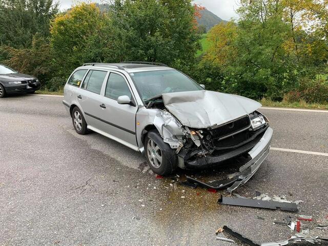 Unfall in Scheibbs: Auf der Bundesstraße B25 kollidierte ein Pkw mit einem Mähfahrzeug der Straßenmeisterei.