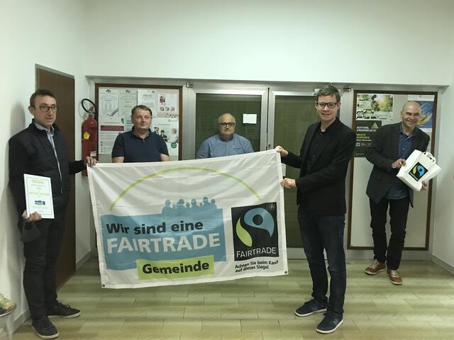 Bürgermeister Hannes Steurer (ÖVP), GR Helmut Altenburger (GFJ), Vizebürgermeister Alfred Dobler (SPÖ), FAIRTRADE-Beauftragter GR Sascha Krikler (ÖVP), Thomas Wackerlig (FAIRTRADE)