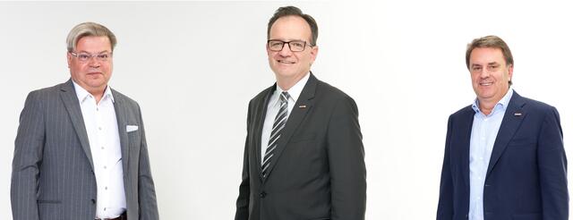 Landesobmann und WKNÖ Präsident Wolfgang Ecker und WBNÖ Direktor Harald Servus gratulieren Oliver Eisenhöld zur Wahl als Fachgruppen-Obmann.