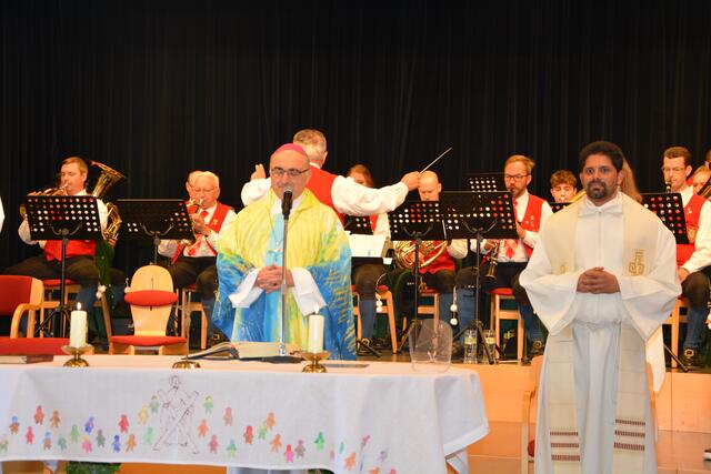 Bischof Wilhelm Krautwaschl und Pfarrer Joseph Mangalan zelebrierten den Erntedankgottesdienst.