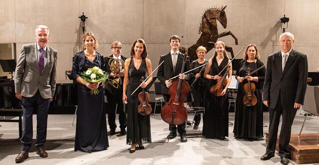 Bürgermeister Klaus Schneeberger mit Solistin Ines Schüttengruber, Hermann Ebner, Cordula Schröck, Stefan Teufert, Gerlinde Sbardellati, Sarah Pillhofer, Karin Lee-Taraba und Dirigent Michael Salamon.