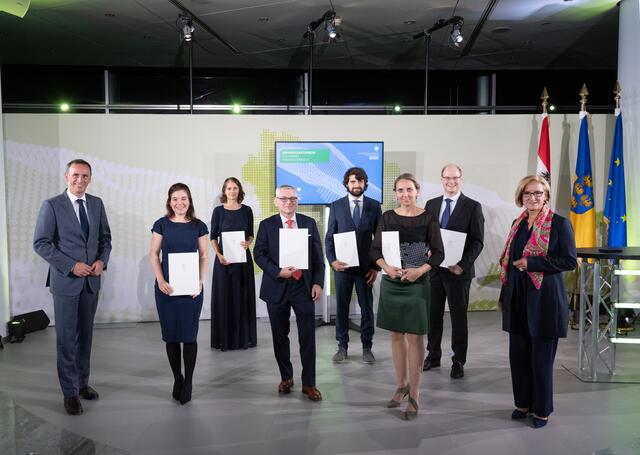 Die Forschungsgruppe MedRadOnc mit Sylvia Gruber, Monika Clausen, Dietmar Georg, Andreas Resch, Barbara Knäusl und Hermann Fuchs, flankiert von Landesrat Jochen Danninger (links außen) und Landeshauptfrau Johanna Mikl-Leitner.