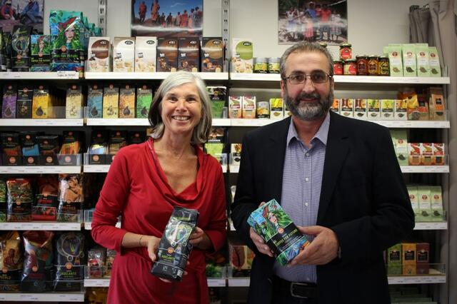 Roswitha Lobe vom Weltladen Braunau und Walter Mayr von der Selbstbesteuerungsgruppe Geretsberg.