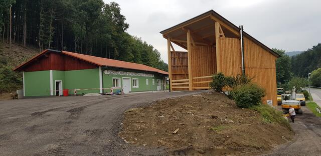 Anlage Stössing III neben Mehrzweckhalle: Im Umfeld von Mehrzweckhalle und Feuerwehrhaus wurde die dritte Bioenergie NÖ Nahwärmeanlage in Stössing errichtet. Das Gebäude wird neben der Nahwärmeanlage auch als Streugutlager genutzt und wurde gemeinsam mit der Gemeinde Stössing errichtet.