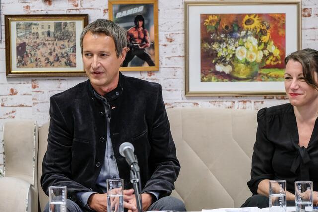 Fred Edlinger und Maria Dietrich (beide Volkshilfe) stellen das Konzept vor. | Foto: Gerhard Gruber