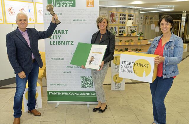 Energy Globe Styria Award 2020: Freuen sich über die tolle Auszeichnung für Leibnitz (v. l. n. r.): Bürgermeister Helmut Leitenberger, Ing. Astrid Holler, Dr. Marion Reinhofer-Gubisch.