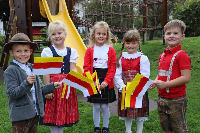 Im Kindergarten haben die Kleinen Kärnten-Fahnen gebastelt, die Jörg, Lisa, Anna, Sarah und Ben (von links) schwenken.