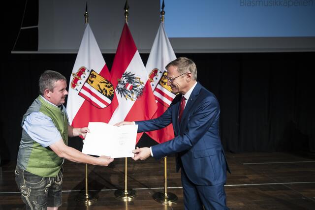 Obmann Hubert Kupfer (li.) nahm die Ehrung seiner Musiker stellvertretend von Landeshauptmann Thomas Stelzer entgegen.