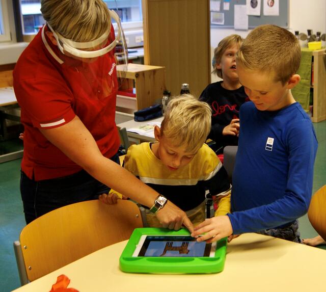 Das neue Tablet wird sofort genauer unter die Lupe genommen.