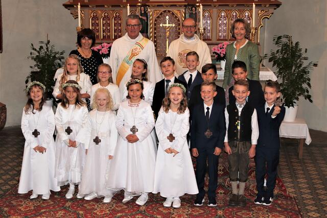 Klasse 3b (hinten v.l.n.r.) Klassenlehrerin Ingrid Egger-Richter, Diakon Franz Wimmer, Pfarrer Dr. Rupert Grill und Religionslehrerin Gabriele Burgholzer