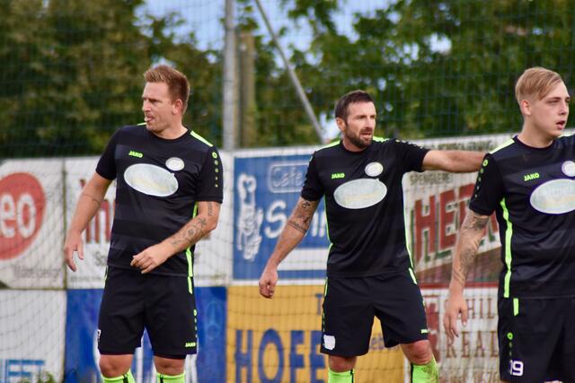 Lannachs (spielender) Trainer Hannes Höller (Mitte) musste mit dem letzten Aufgebot ran.