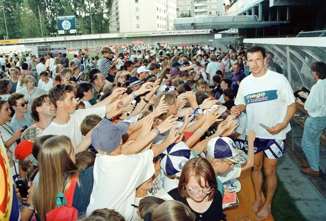 Beim Tag der offenen Tür im Lehener Stadion (1995) wurde Leo Lainer von seinen Fans bestürmt.