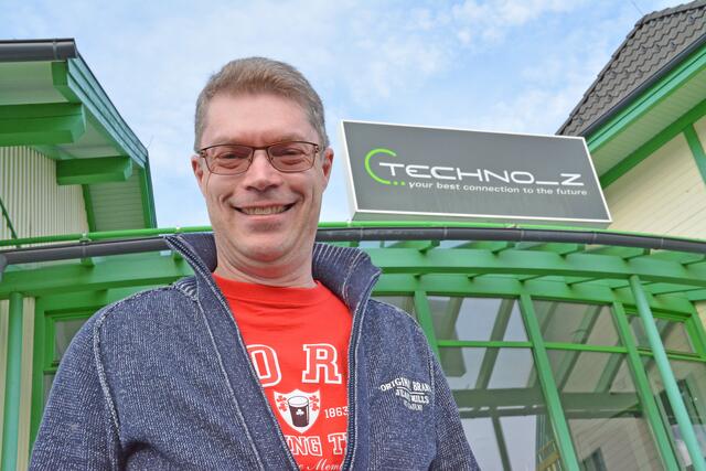 Claus Eisenhut ist Unternehmensberater und Lektor an der Fachhochschule (FH) Kärnten in Spittal an der Drau. Sein Büro hat der Mariapfarrer im Techno-Z in Bruckdorf.