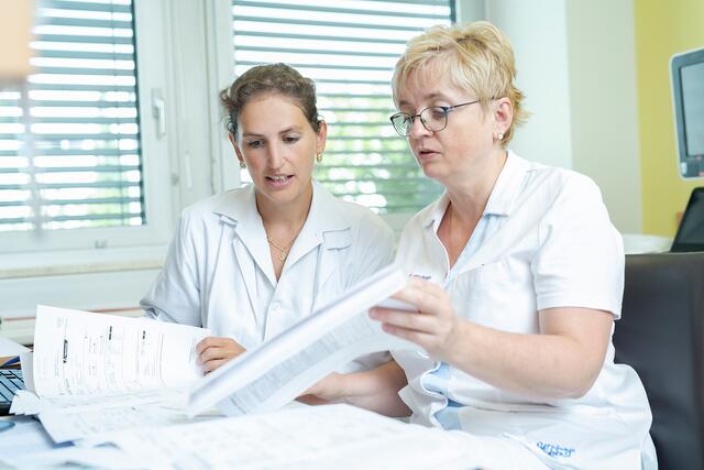 Dr. Margot Aigner, Abteilung für Innere Medizin II, Kardiologie und Intensivmedizin, und Silva Plank, Leiterin der kardiologischen Ambulanz. In der kontinuierlichen Auswertung und Überwachung der Messergebnisse wertet die telemedizinische Datenmanagerin in enger Abstimmung mit der Fachärztin die eintreffenden
klinischen Daten aus und nimmt bei Auffälligkeiten frühzeitig Kontakt zum Patienten auf.