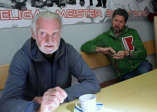 Ein rüstiger Kimmo Kantanen (links) und EHCK-Obmann Gerhard Mair im BEZIRKSBLATT-Kufstein-Eishockeygespräch.