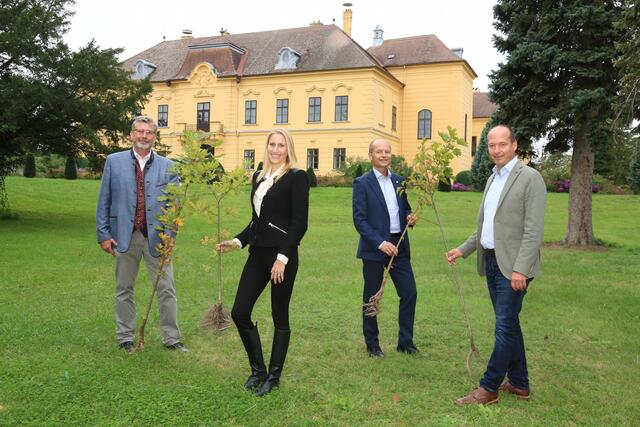 Rudolf Makoschitz (Bürgermeister Eckartsau), Astrid Adamek (Leiterin Tankstellengeschäft Shell Austria), Gert Seybold (Vorsitzender der Geschäftsleitung Shell Austria), Gerald Oitzinger (Betriebsleiter Österreichische Bundesforste)