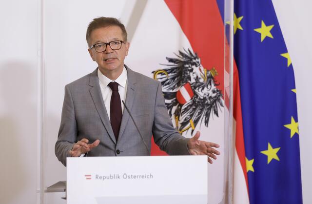 "Wir haben einen Zeitdruck, diese Pflegereform umzusetzen, da die demographische Entwicklung es erfordert", erklärte Gesundheitsminister Rudi Anschober (Grüne) am Montag.